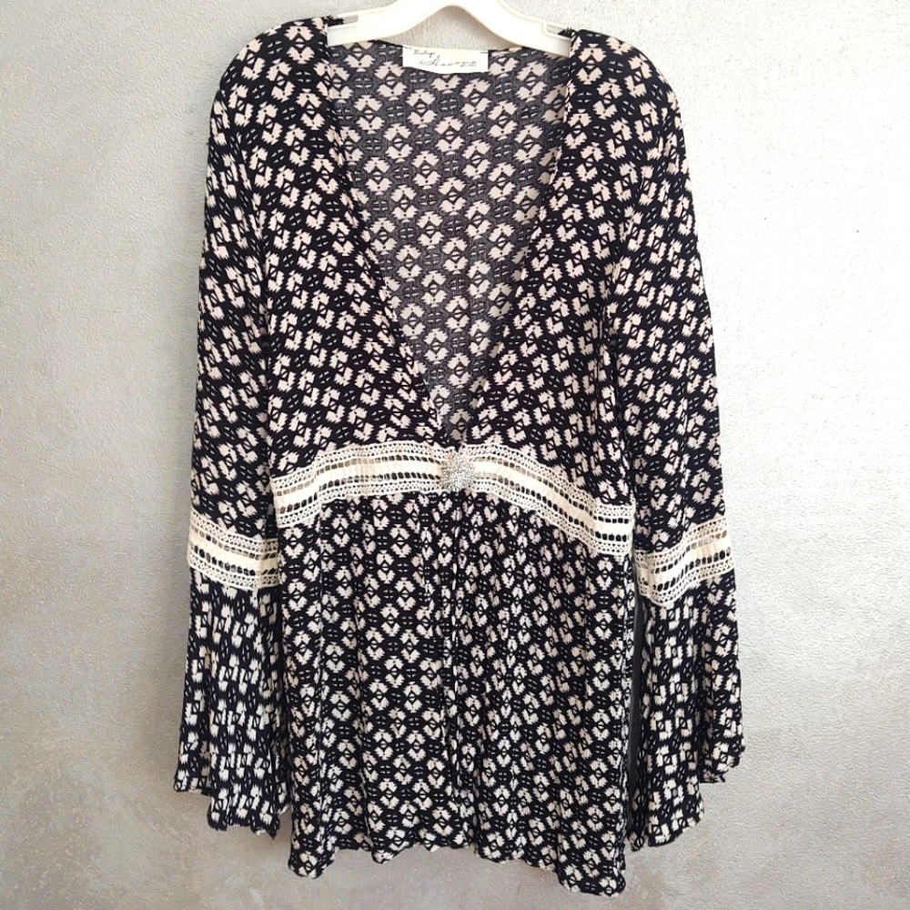 📚🌼Black & White,open front Cardigan w/Crochet & bell sleeve details